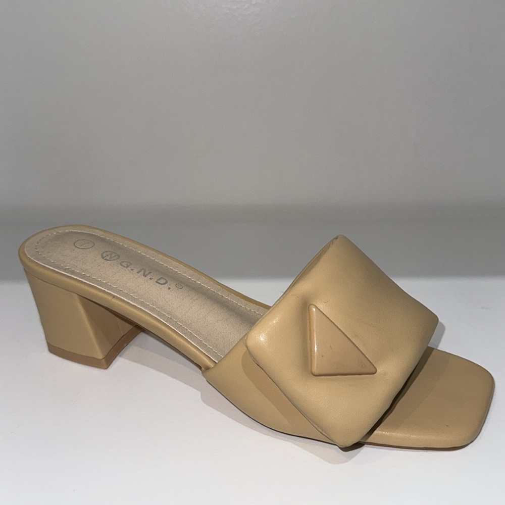 TAN TRIANGLE CUSHION HEELS